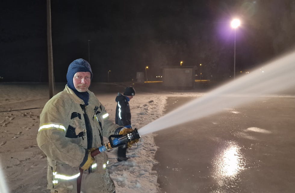 John Erlend Gåserud er en del av brannvesenet på Ulefoss. Dette kommer godt med når det skal lages skøytebane. Brannbilen har en kapasitet på 10 tusen liter vann.