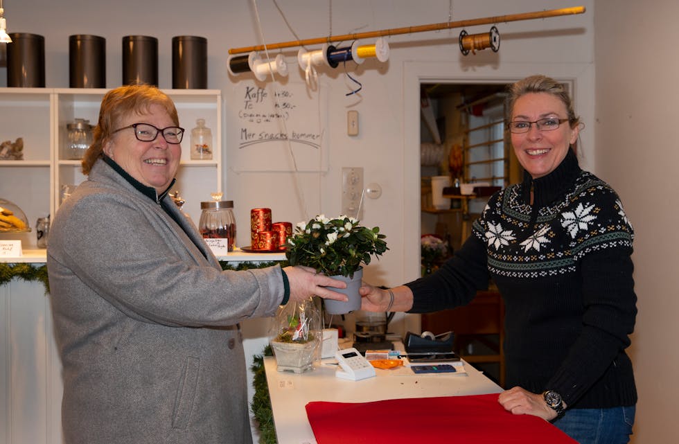 GLEDELIG OVERRASKELSE: Rykende fersk blomsterhandler Kate Thorvaldsen ble overrasket med blomster fra en av kundene sine, Gunn Ranveig Helgen fra Flåbygd.