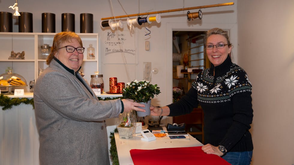 GLEDELIG OVERRASKELSE: Rykende fersk blomsterhandler Kate Thorvaldsen ble overrasket med blomster fra en av kundene sine, Gunn Ranveig Helgen fra Flåbygd.