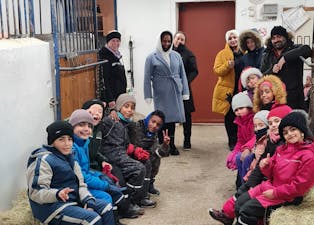 Barn fra Nome asylmottak trosset 15 minusgrader for å delta på den årlige juletradisjonen til Lunde travselskap.