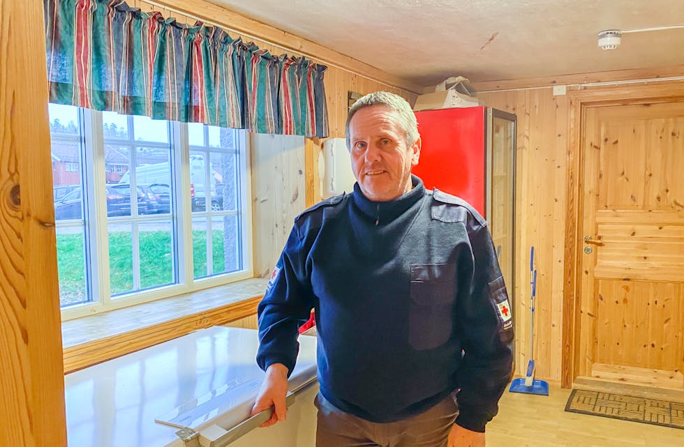 Leder i Nome Røde Kors, Trond André Lundmark viser her fram én fryser på Røde Kors-huset. Organisasjonen har ikke utstyr og midler til å drifte en ordning med utlevering av matposer, men henvendelsene øker stadig fra fortvilede mennesker. 