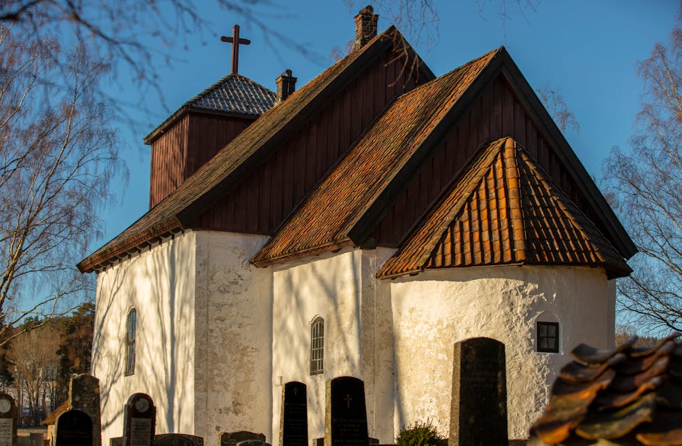 MIDDELALDERKIRKEN: Romnes kirke ved Norsjø er landets best bevarte middelalderkirke, datert til slutten av 1100-tallet. 
