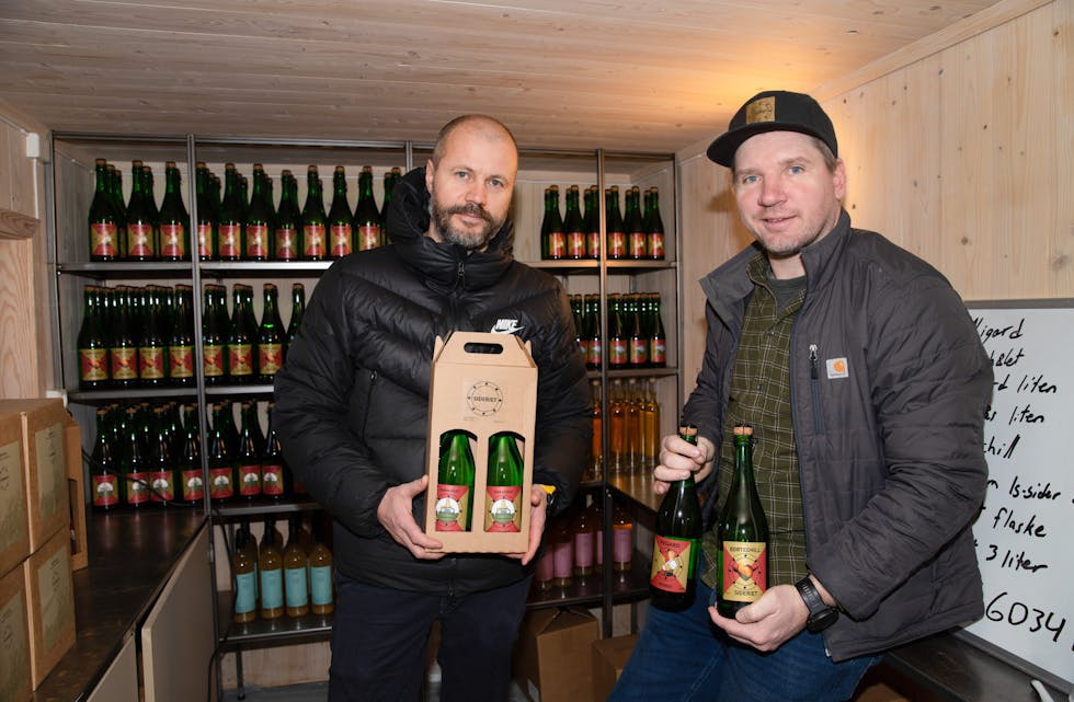 ÅPENT SIDERI: Hans Olav Børte og Morten Espe ved Sideriet på Børte, har utviklet flere nye produkter og lokker med åpen gårdsbutikk i helgene fram mot jul.