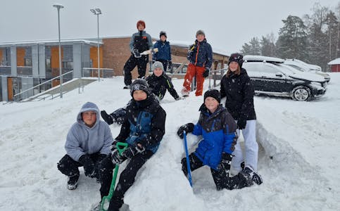 Snøhulemakere: 7. klasse ved Holla 10-årige skole har de siste dagene brukt friminuttene til å grave ut en stor snøhule. F.v ser vi Andrine, Leo, Leander, Nicklas, Odin, Magnus Per og Liam.