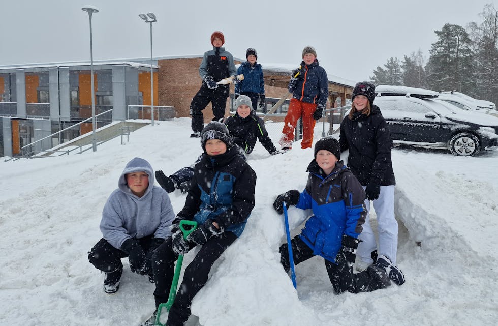 Snøhulemakere: 7. klasse ved Holla 10-årige skole har de siste dagene brukt friminuttene til å grave ut en stor snøhule. F.v ser vi Andrine, Leo, Leander, Nicklas, Odin, Magnus Per og Liam.