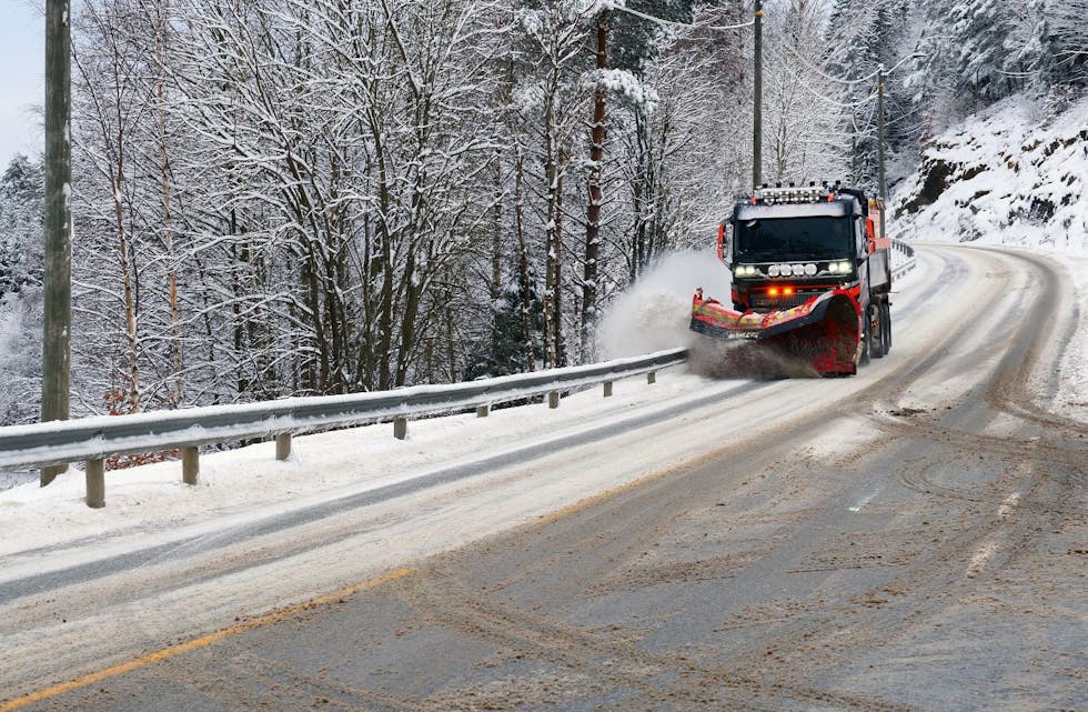 Brøytebil lastebil snøføre glatt snø plog vintervedlikehold