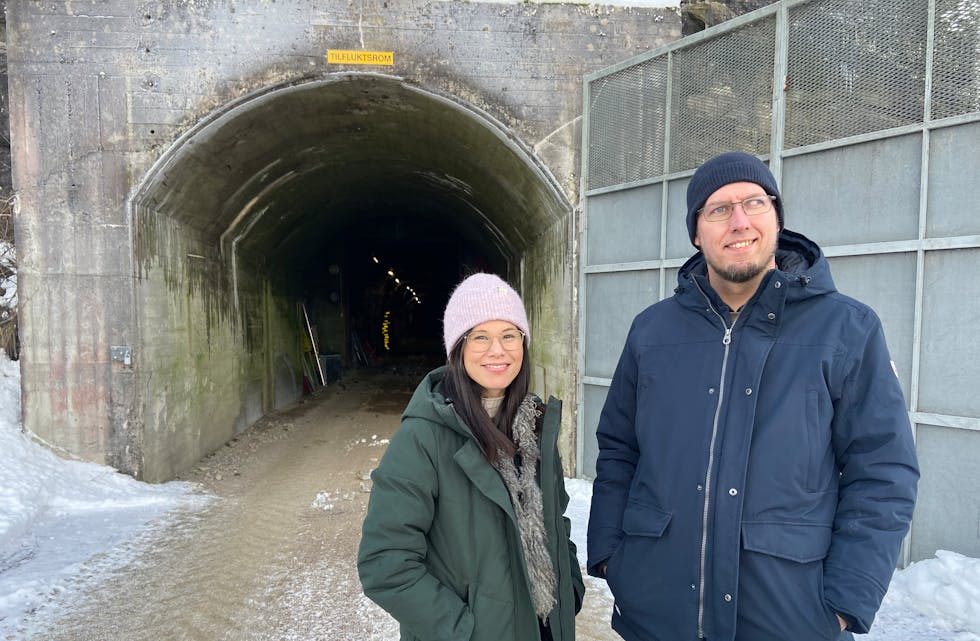 Lys i tunnelen: Her ser vi Lan Marie Berg og Claus Sohn Andersen ved inngangen til Tuftestollen hvor det ble tatt ut niob på 1960-tallet. Prøver tatt i Tuftestollen i senere tid, er med på å dokumenter at Fensfeltet har store forekomster av sjeldne jordarter – REE. 