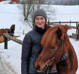 Årets avlsgård: Liv Runa var aldri i tvil om at hun ønsket å vende tilbake til familiegården i Lunde for å jobbe med islandshest. Gården ble kåret til årets avlsgård i 2022, av Norsk islandshestforening.