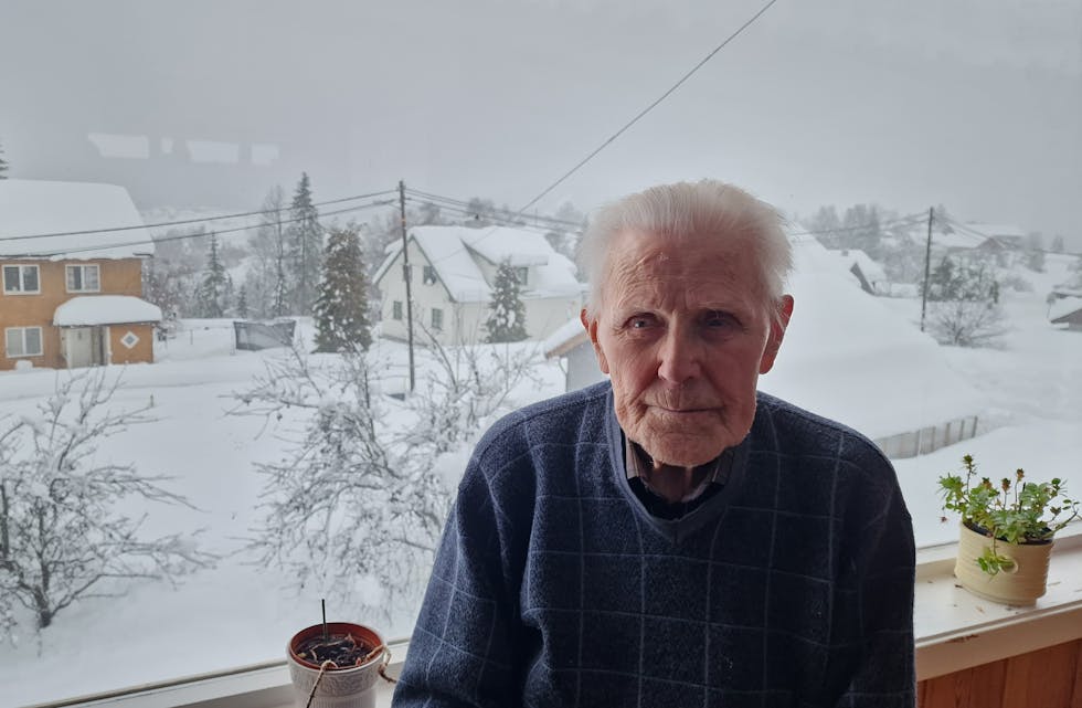 Nyttårsbarn: Olav Herregården fylte 100 år 1. januar og var i sin tid et nyttårsbarn. Fra vinduet i Åslandvegen i Lunde har han god utsikt over nabolaget.