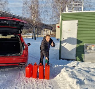 Bunkret: Ole Jan Eriksen, benyttet anledningen til å fylle bil og kanner. Kannene skal han bruke til vinterfiske med båten.