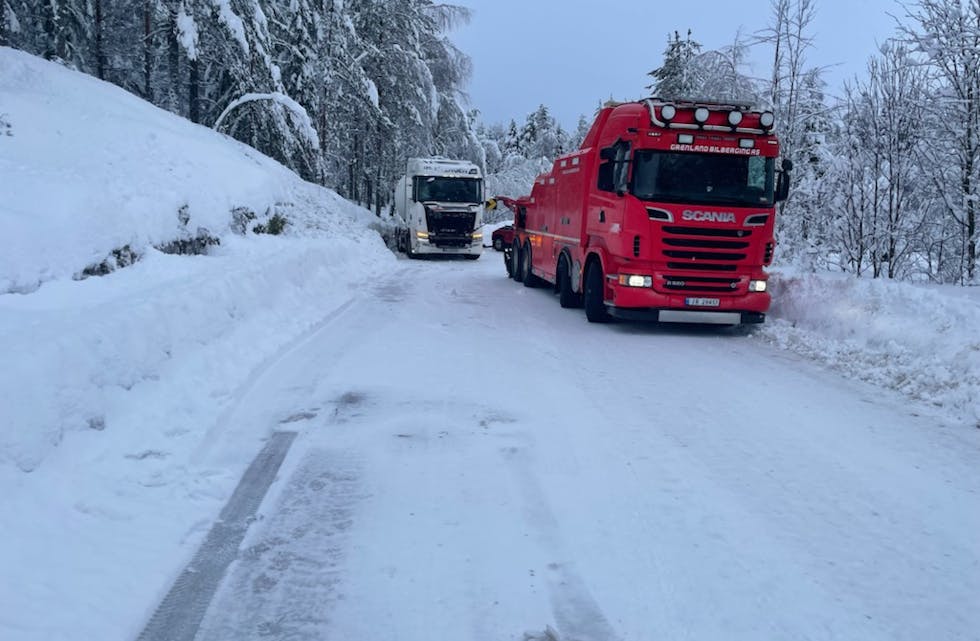 En tankbil som fraktet drivstoff måtte tirsdag formiddag ha hjelp etter å ha kjørt seg fast i snøen i Nordbygda.
