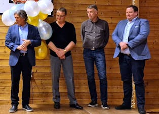 Utmerkelser: Per Obrestad, Roger Betten, Jan Hustvedt og David Martin Karlsen fikk diplom og blomster for sin innsats i velforeningen.