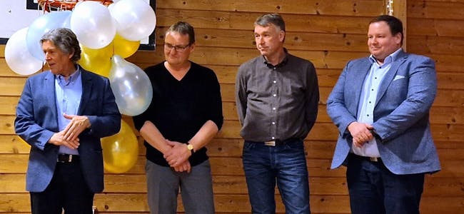 Utmerkelser: Per Obrestad, Roger Betten, Jan Hustvedt og David Martin Karlsen fikk diplom og blomster for sin innsats i velforeningen.