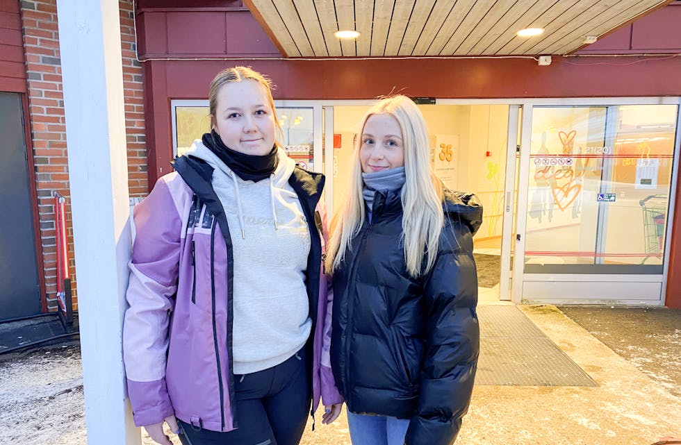 16-åringene Ane Pershaug og Linnea  Skafte Plassen har blitt mer bevisst egen pengebruk og er ikke bekymret for hvordan økonomien blir i 2023, men den lokale banken forteller om mange henvendelser og har gode tips.