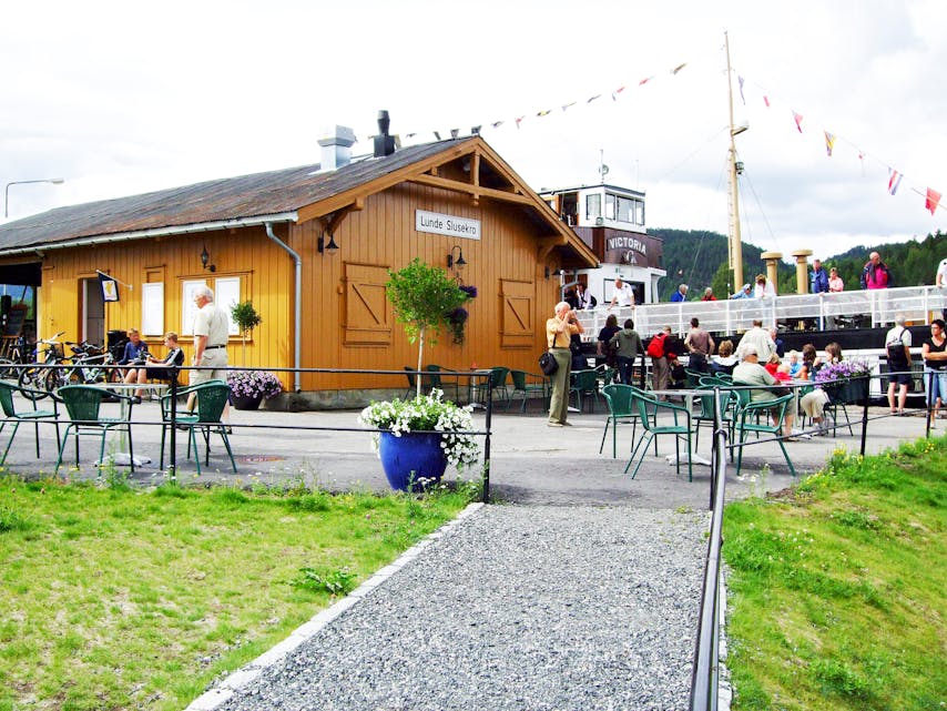 Om du har et ønske om å prøve deg i restaurant- og barbransjen har du sjansen nå. På Lunde Slusekro søkes det nemlig etter en ny driftsleder eller vertskapspar til sommersesongen. 
