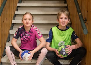 Julie Jensen (11) og Tobias Sjøberg Peckel (11), har valgt å starte vinterferien med to dagers håndballskole. De er kjempefornøyde med tilbudet, som Søve AS står bak. 