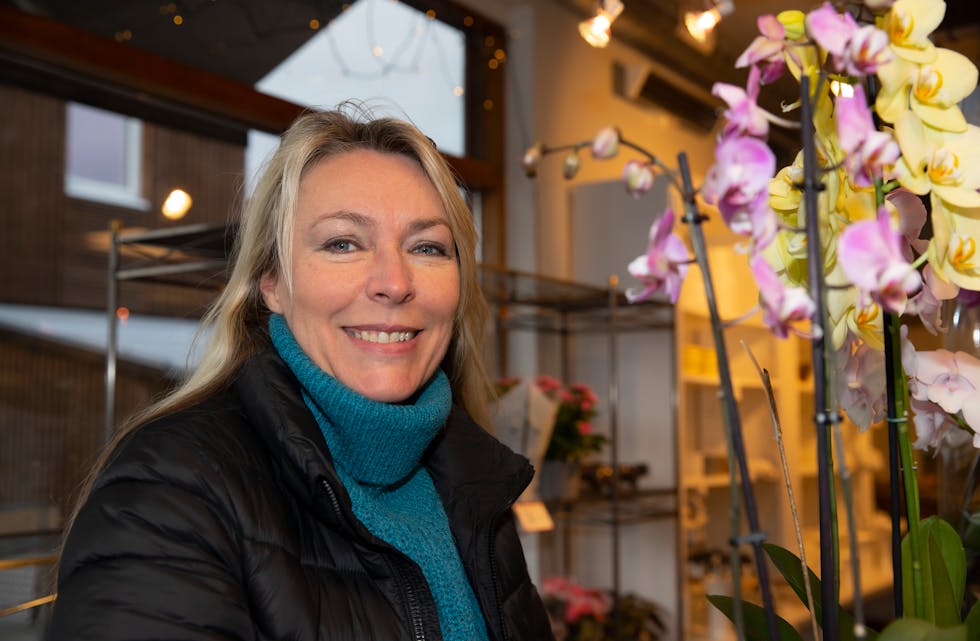 GIR SEG: Kate Thorvaldsen har besluttet å avvikle blomsterbutikken i Brugata, etter bare et par måneders drift. - For krevende konkurranse fra kjedebutikker som selger blomster, begrunner hun. Bildet er tatt i forbindelse med åpningen før jul. 