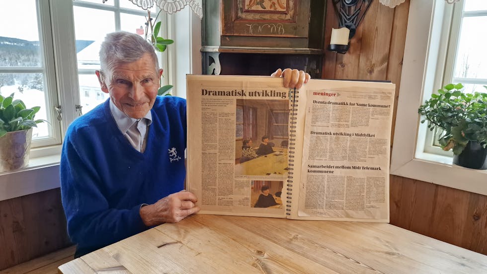 «Svarteboka»: Sveinung T. Børte har skrevet leserinnlegg i lokalavisene i mer enn 50 år. Utklippene har han samlet i en stor sort perm. I sitt siste leserinnlegg takker den samfunnsengasjerte skribenten for seg og annonserer at han ikke vil skrive flere innlegg.