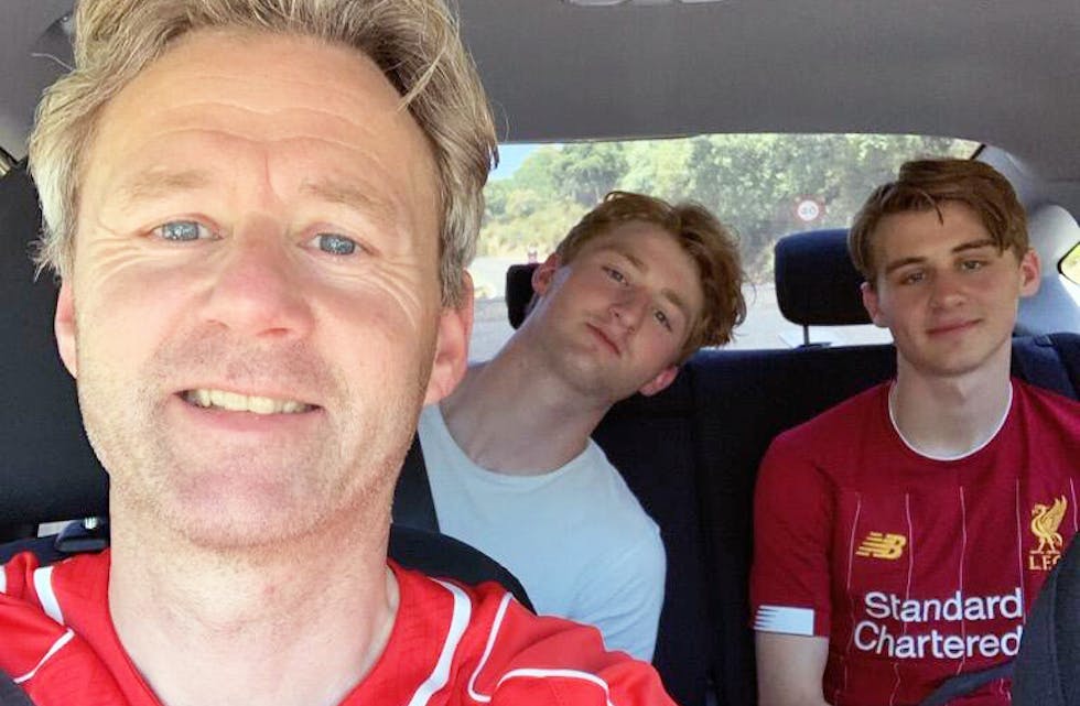 Tor Åsmund Leikvoll på vei til fotballkamp på Anfield. I baksetet ser vi sønnene Iver og Peder som også er Liverpool-fans.