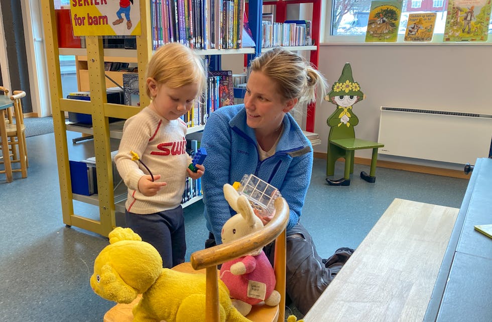 Gunhild Kolstad Herregården har akkurat flyttet tilbake til Ulefoss. Hun har besøkt biblioteket flere ganger i vinterferien, sammen med datteren Ingrid (2).