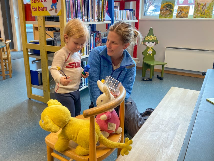Gunhild Kolstad Herregården har akkurat flyttet tilbake til Ulefoss. Hun har besøkt biblioteket flere ganger i vinterferien, sammen med datteren Ingrid (2).