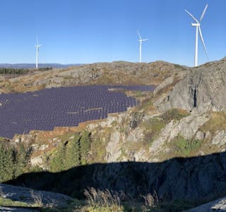 Denne illustrasjonen av et kombinert vind- og solcelleanlegg er laget av Fred. Olsen selv. Bildet viser hvordan et hybridkraftverk på Lubergheia kan bli. 