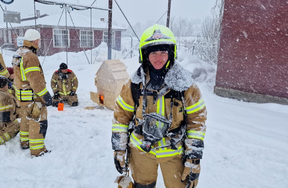 Kommende brannkonstabel: Rebecca Kasin fra Lunde, deltar på ukens kurs i regi Norges brannskole. Her er hun ute på en øvelse hvor de ser hvordan flammer reagerer på oksygen.

