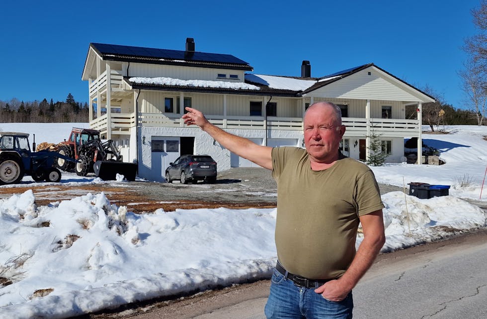 Betaler ikke for strømmen: Gunleik Aspheim, tok et oppgjør med eget strømforbruk i 2021. Det har resultert i at han nå ikke betaler for strømmen. Her ser vi han foran huset i Vrangfoss der han har installert solcelleanlegg.
