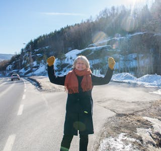 Ordfører Bjørg Tveito Lundefaret kan strekke armene i været å juble på Kaste, der den nye veien nå skal bygges. 