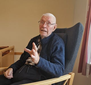 Fra godstolen: Thor Tjønnås (87) var med på elektrifiseringen av Lunde som ung gutt. Han trekker paralleller til diskusjonen om vindmøller og 
