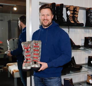 KUNDEBESØK: Det er disse støvlene fra Ulefoss-bedriften som har blitt så populære i Mongolia, sammen med noen andre modeller. – Håper å kunne ta et kundebesøk snart, smiler Christoffer Reigstad i familiebedriften Topaz.