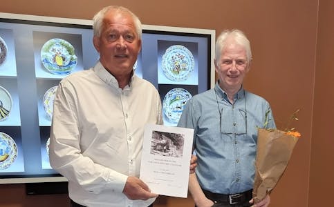Erling Susaas og Rune Vibeto mottar diplom og blomster av lederen for komitéen for Rikard Berges pris, Gunnar Brekke Amundsen.