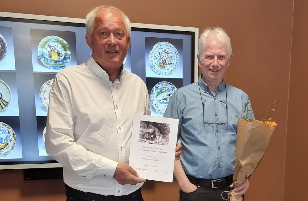 Erling Susaas og Rune Vibeto mottar diplom og blomster av lederen for komitéen for Rikard Berges pris, Gunnar Brekke Amundsen.
