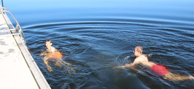 Håvard og Johannsen tar ett par svømmetak, før de forter seg tilbake på land.