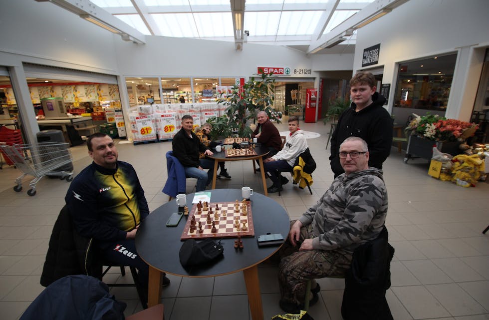 Nome sjakklubb har treff inne på Ulefoss senteret. 