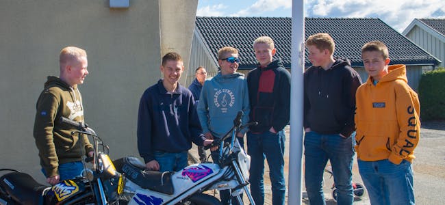 Motorglade gutter. Fra venstre: Eivind Elvvang (14), Jon Kjeldal (14), Ollis Bjerva (14), Eirik Nymoen (15), Ola Skårdal (14) og Remi Andre Salvesen (14).