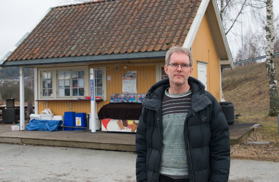 Hans Jørgensen i Ulefoss bryggepark drift AS, forteller at det blir flere endringer ved Ulefoss gjestebrygge denne sommeren. Blant annet må en ny driver på plass. Driftsselskapet er eventuelt villig til å ta jobben selv.