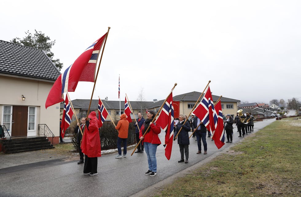 1-mai toget i Lunde med Flaggborg, korps og paroler startet ved Nome sjukeheim.