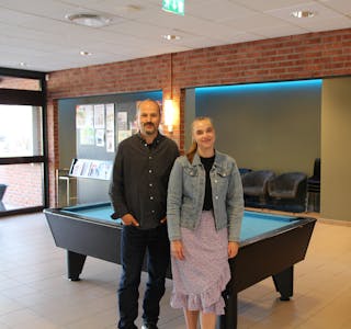Atle Grotmol og Paulina Vårli utenfor det nye ungdomshjørnet på Ulefoss samfunnshus. 