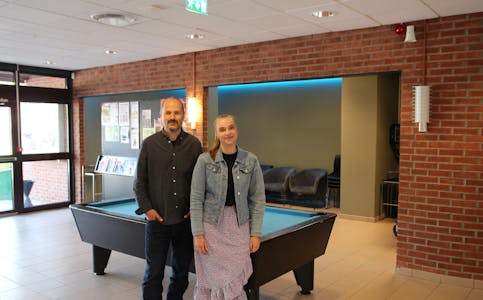 Atle Grotmol og Paulina Vårli utenfor det nye ungdomshjørnet på Ulefoss samfunnshus. 