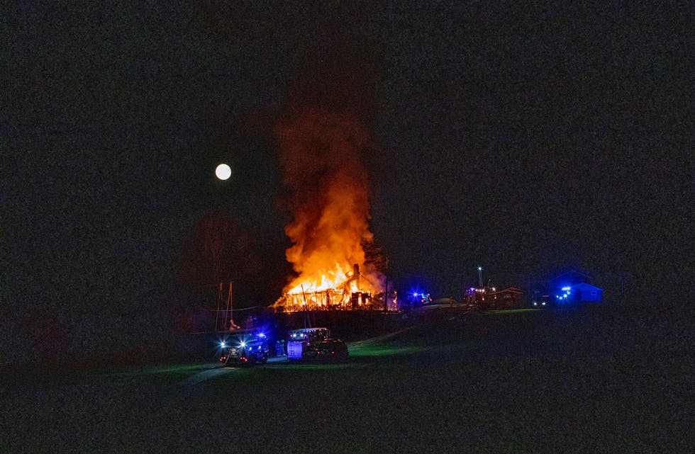 Dramatisk brann: Brannen på Heisholt natt til søndag 7. mai, ser ut til å ha et svært alvorlig bakteppe. 