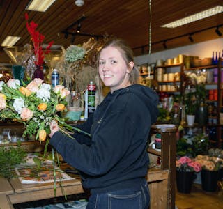 ivareta kundene: - Sorgbinderi er en viktig del av jobben til blomsterdekoratør Camilla Simonsen. - Kundene må føle seg forstått og fornøyd når de bestiller til en begravelse, og vi må gjøre det enkelt og trygt for dem, sier hun.