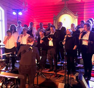 Jubileum: Koret «Koriander» markerte 25 år med en storstilt vårkonsert i Flåbygd kirke.


