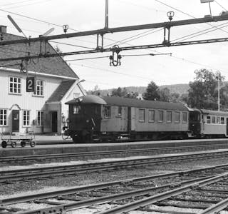 Nesten 50 år siden: NSB elektrisk motorvogn type 67 og styrevogn type 65. Avbildet på Lunde stasjon i 1975. Dette var et lokaltog mellom Lunde og Nordagutu. 