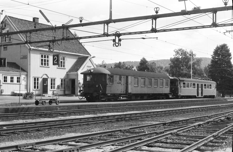 Nesten 50 år siden: NSB elektrisk motorvogn type 67 og styrevogn type 65. Avbildet på Lunde stasjon i 1975. Dette var et lokaltog mellom Lunde og Nordagutu. 