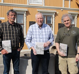 Ny bok: Per Bernt Tufte (i midten) er aktuell med boka Det hendte i Holla. Kai Ove Bjerkelund (t.v.) og Paul Heisholt har vært redaksjonskomite. 