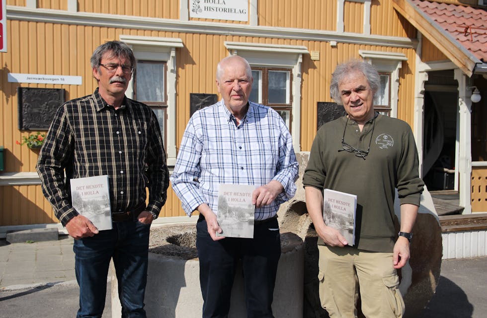 Ny bok: Per Bernt Tufte (i midten) er aktuell med boka Det hendte i Holla. Kai Ove Bjerkelund (t.v.) og Paul Heisholt har vært redaksjonskomite. 