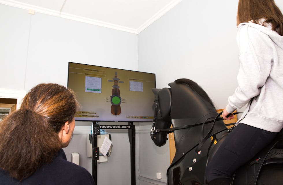 REGISTRERER RYTTEREN: Via sensorer og en dataskjerm kan Mathilde Moen Vaa registrere hvordan hun sitter og beveger seg på hesteryggen.