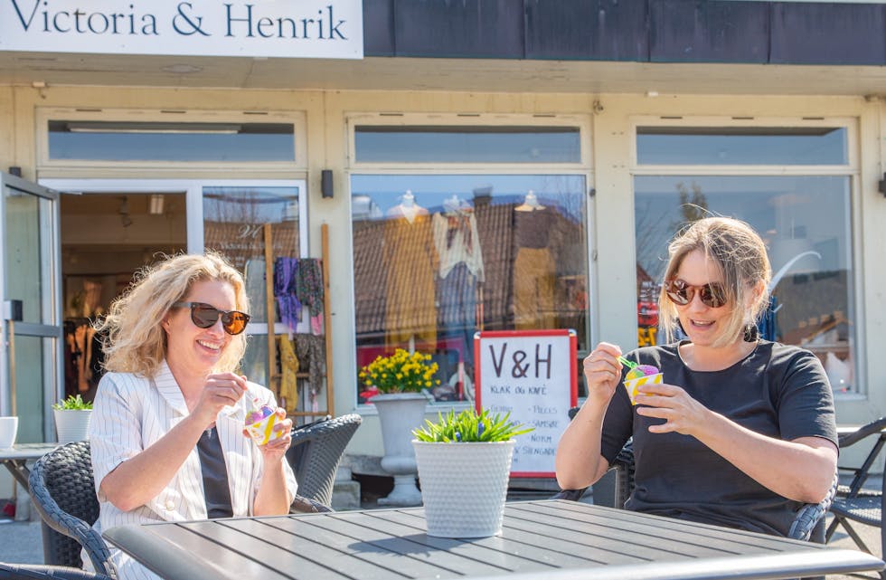 Linda Gunnerød og Karin Kjeldal har skapt en møteplass, både inne i og utenfor butikken. Og noen ganger har de tid til å kose seg selv også. (Foto: Hege Dorholt)