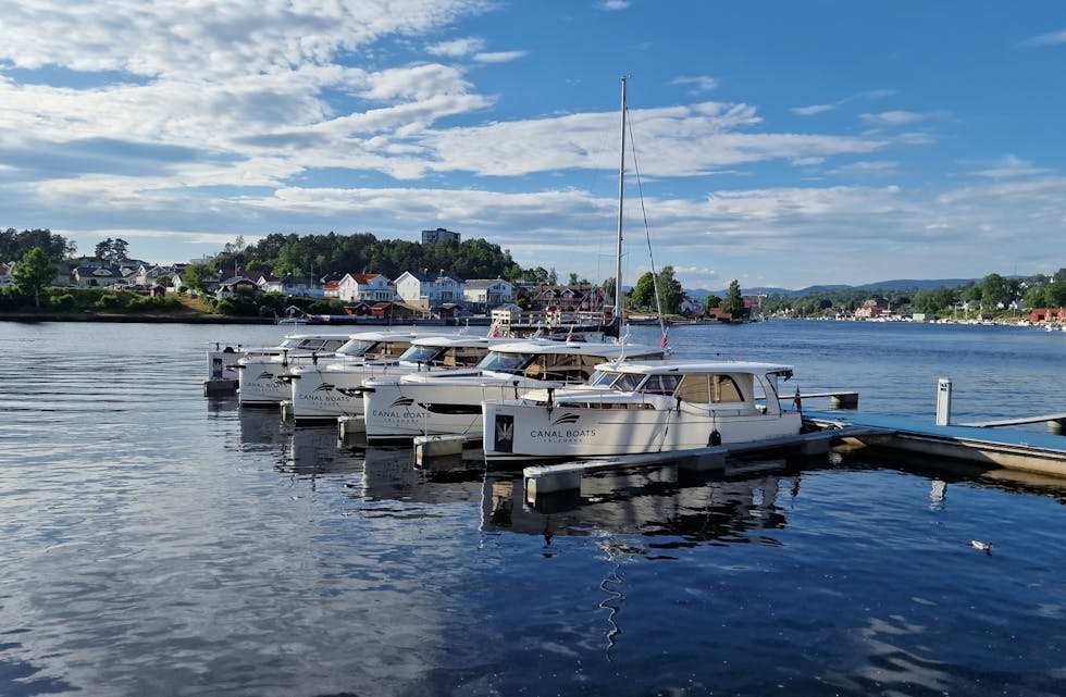 Canal Boats AS består av seks helelektriske utleiebåter i størrelsen 33 til 39 fot. Her er et bilde fra hjemmehavnen i Porsgrunn. 